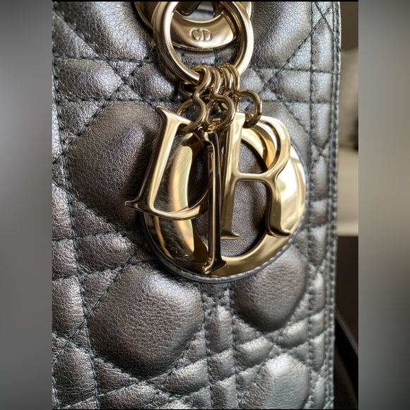 CHRISTIAN DIOR
Metallic Calfskin Cannage Medium Lady Dior
Gunmetal Grey - Picture 4 of 16